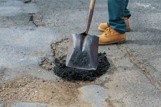 Sealing of asphalt large pits